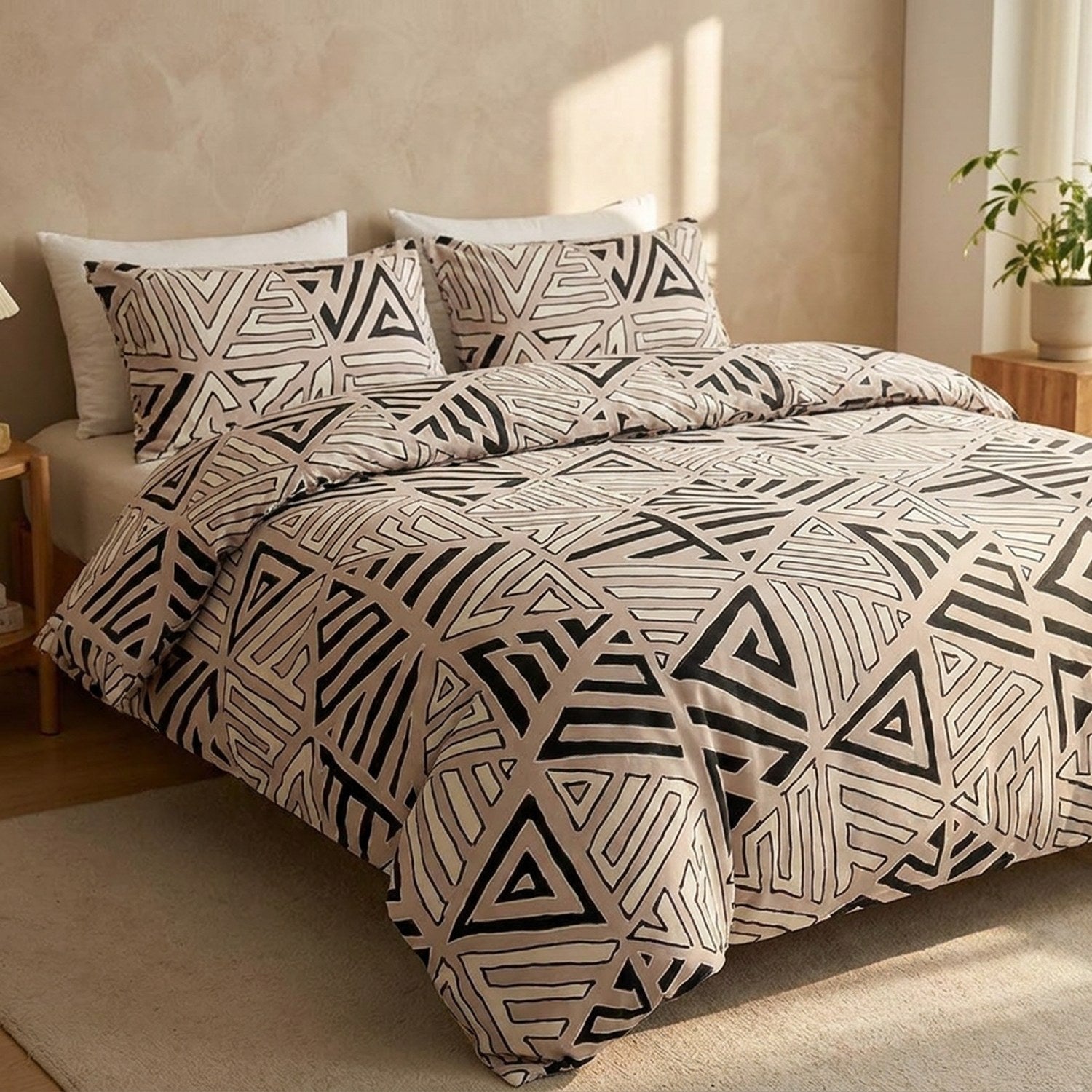 Housse de couette beige motif géométrique vue de trois quarts contre un mur texturé