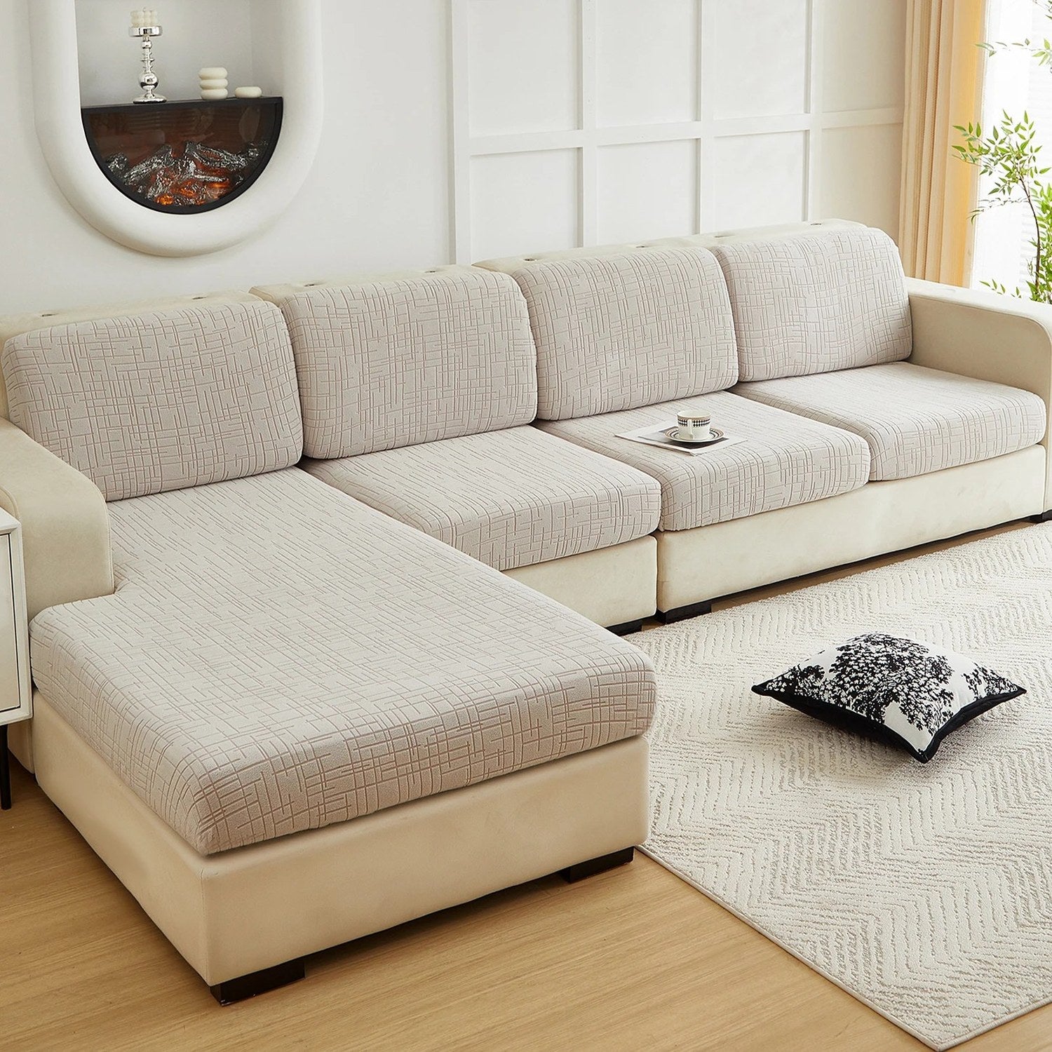 Canapé d'angle beige avec housses de coussin en jacquard et coussin décoratif