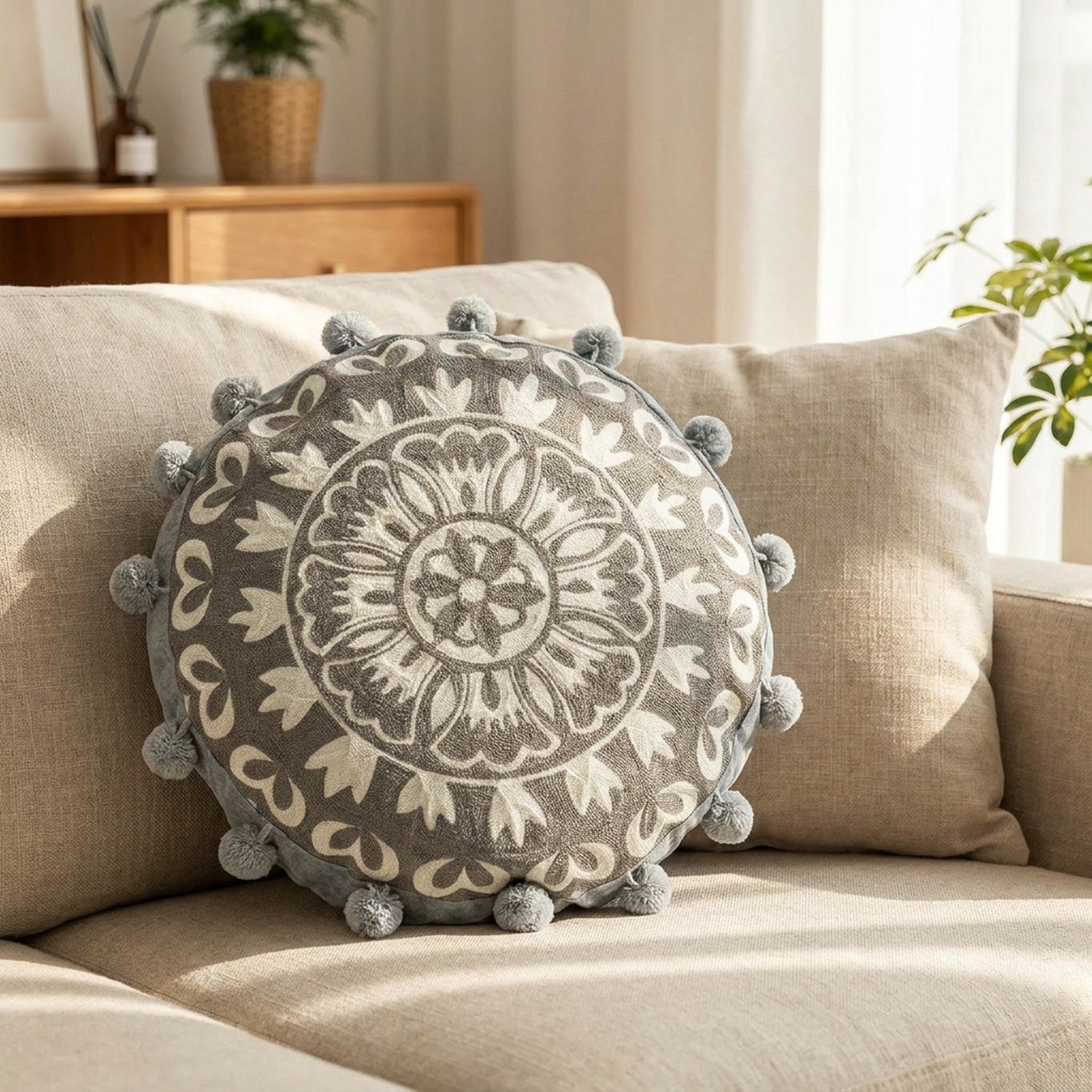 Housse de coussin ronde brodée mandala modèle Fleur Grise ton sur ton avec pompons