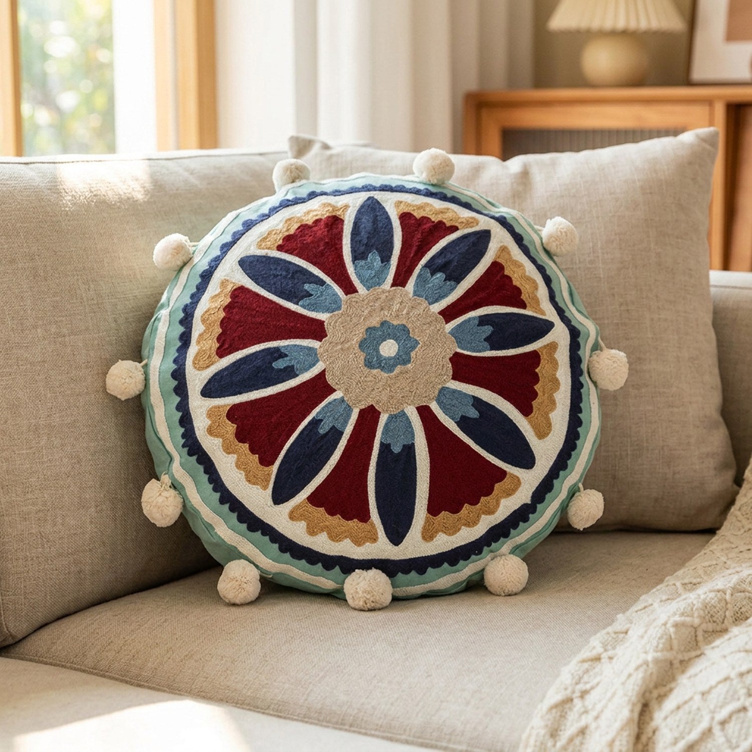 Housse de coussin ronde brodée mandala modèle Fleur Marine bleu marine et bordeaux