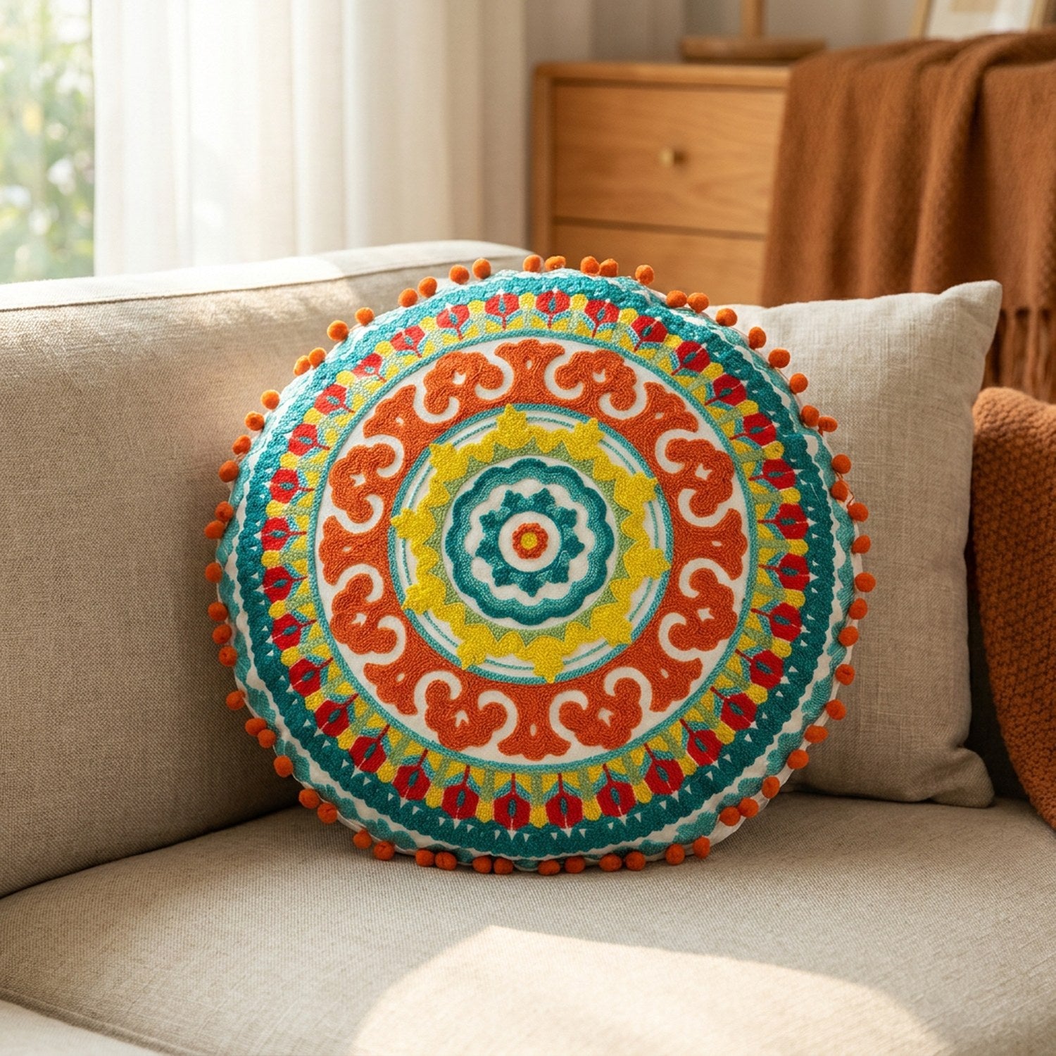 Housse de coussin ronde brodée mandala modèle Médaillon Turquoise avec pompons orange
