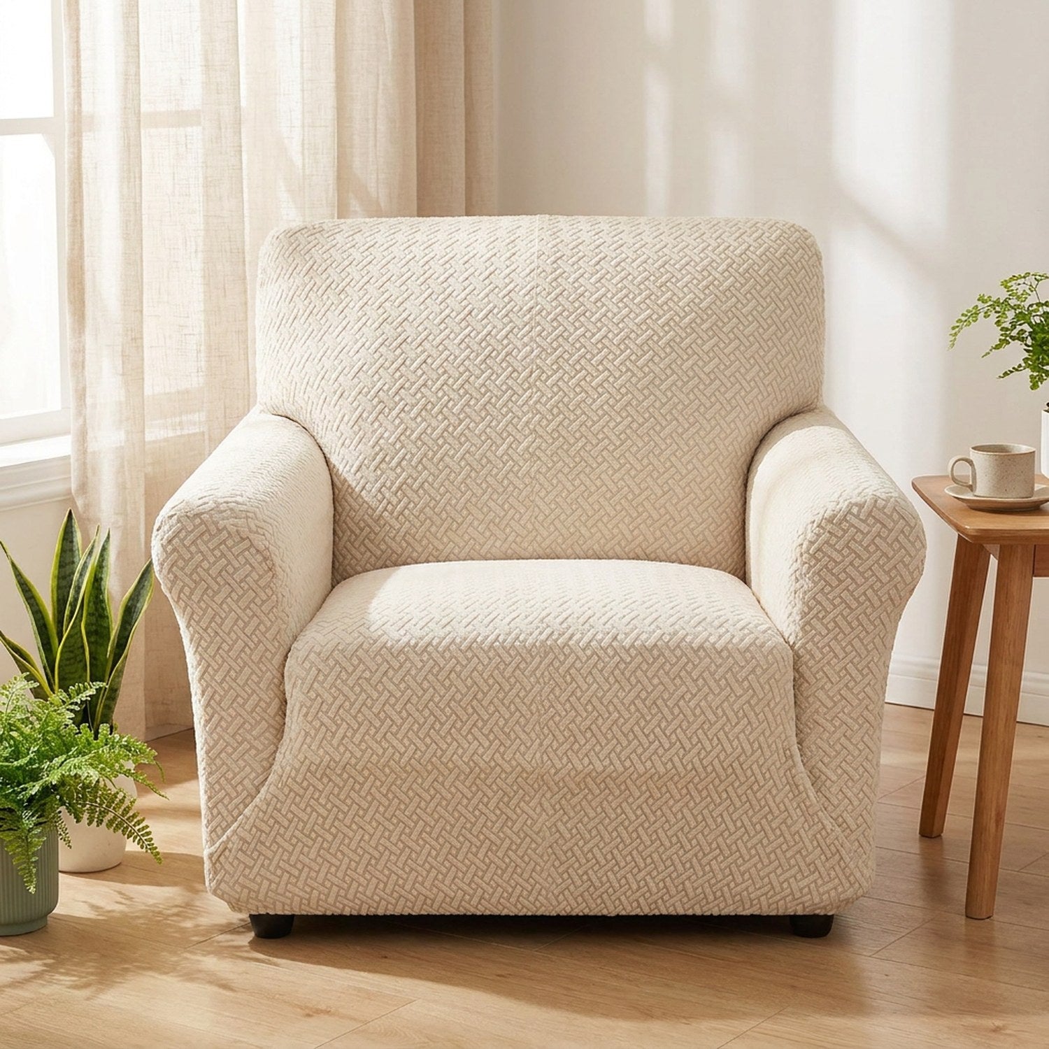 Housse de fauteuil jacquard crème près d'une fenêtre ensoleillée