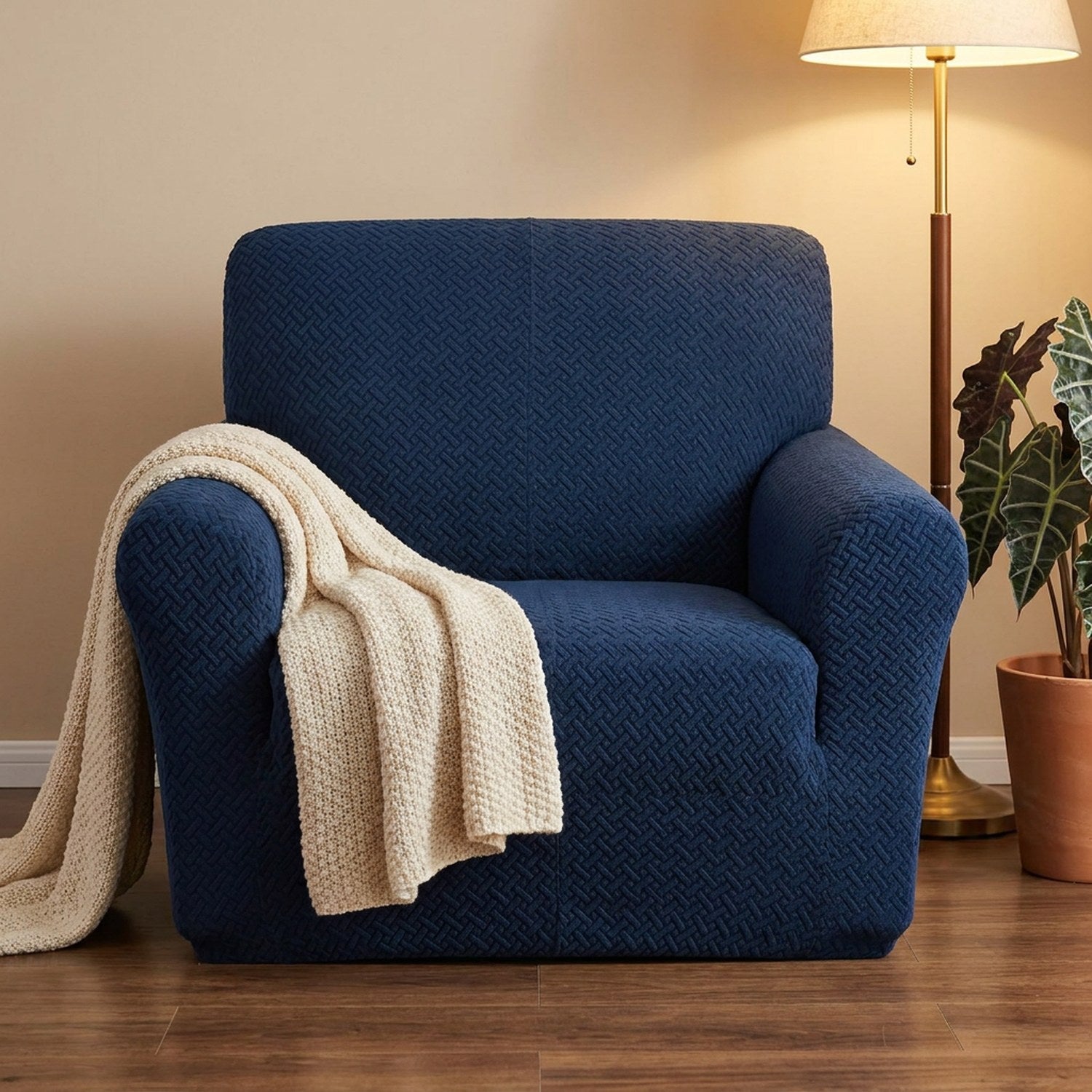 Housse de fauteuil jacquard bleu marine dans un coin lecture chaleureux