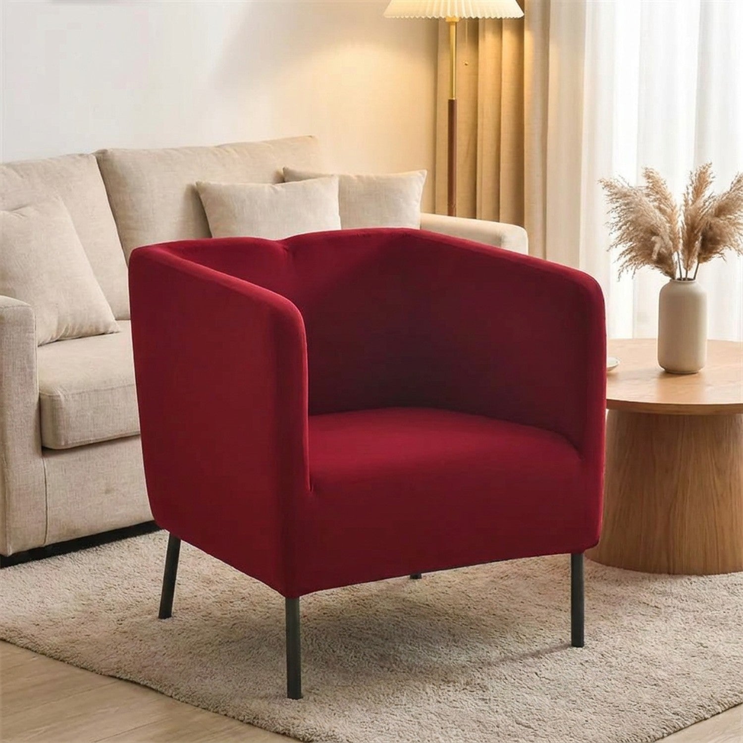 Housse de fauteuil bordeaux sur un fauteuil dans un salon moderne