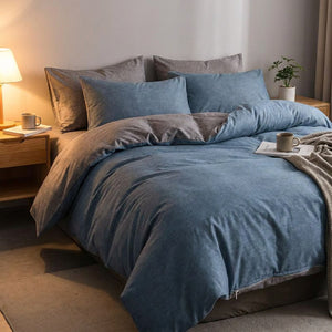 Housse de couette bleue dans une chambre moderne avec table de chevet et lampe douce