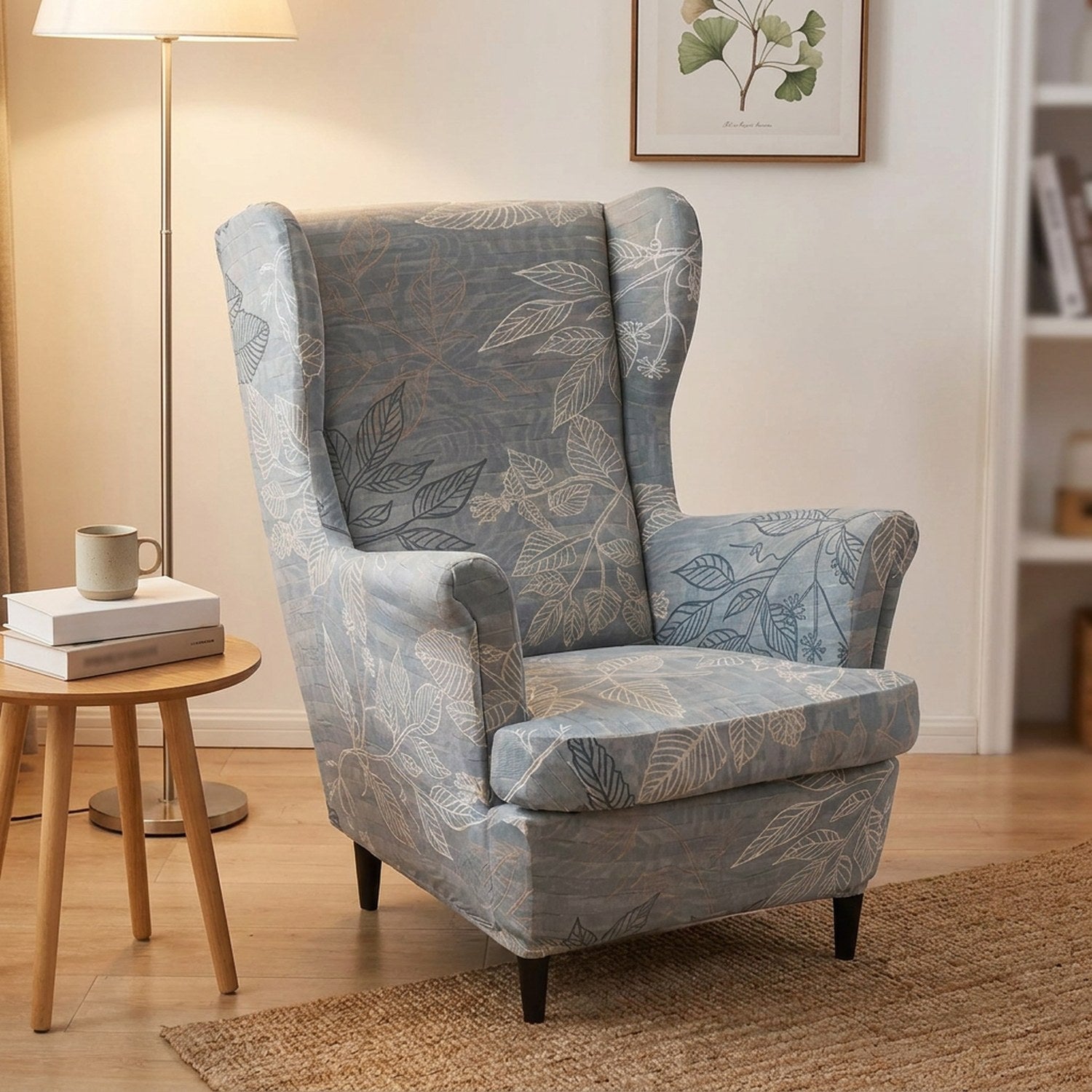 Fauteuil à oreilles habillé d'une housse à motif feuillage dans un coin lecture