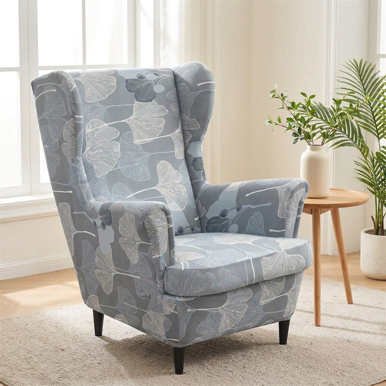 Housse de fauteuil à oreilles au motif floral installée sur une bergère dans un salon lumineux