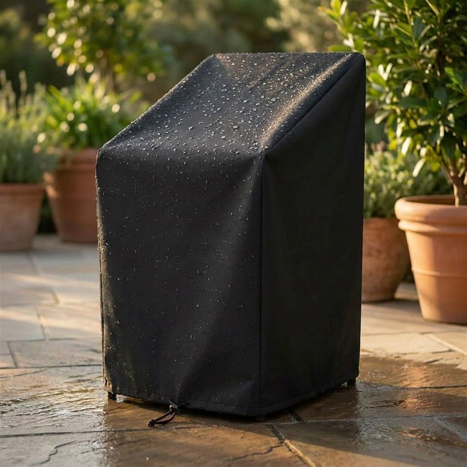 Gouttes d eau perlant sur une housse de protection noire imperméable dans un jardin