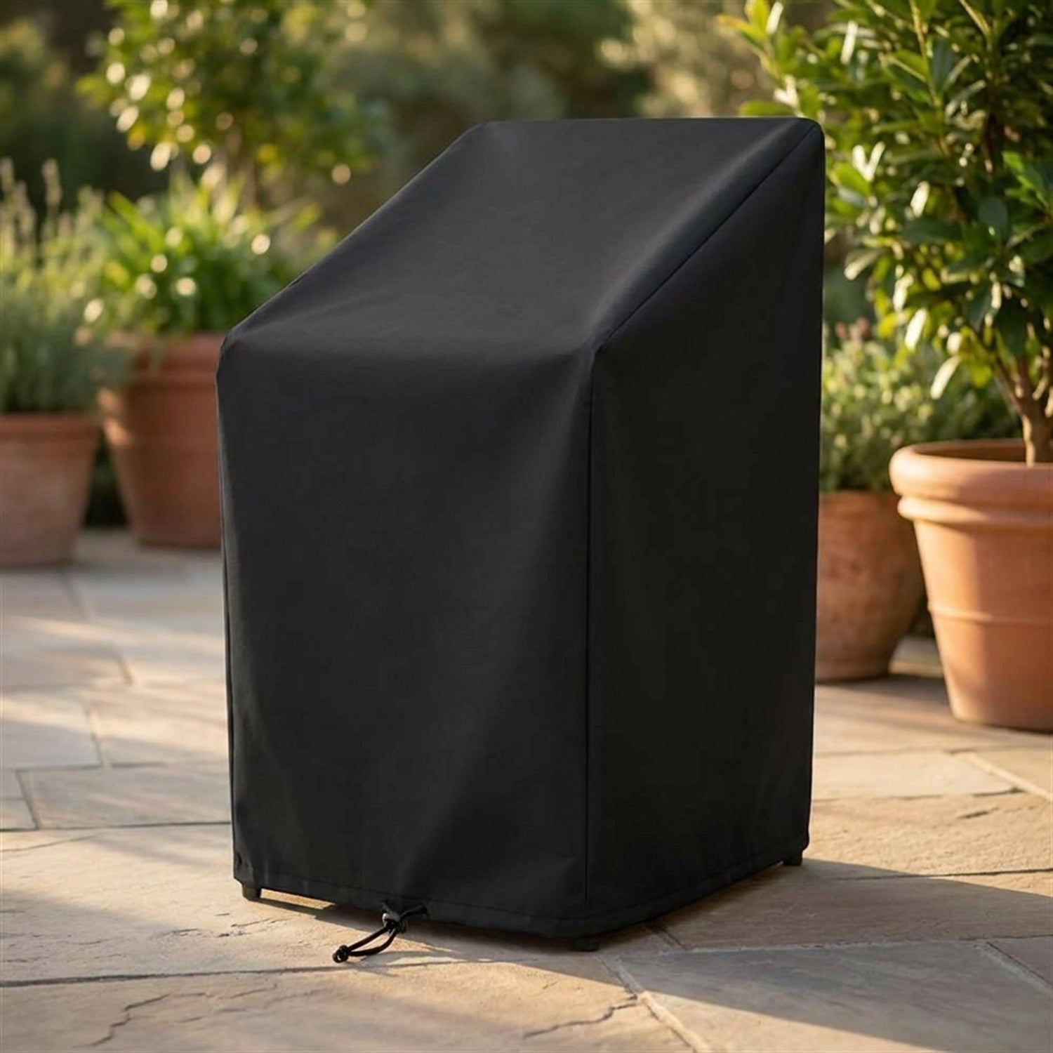 Housse de protection noire imperméable recouvrant des chaises de jardin empilées sur une terrasse extérieure