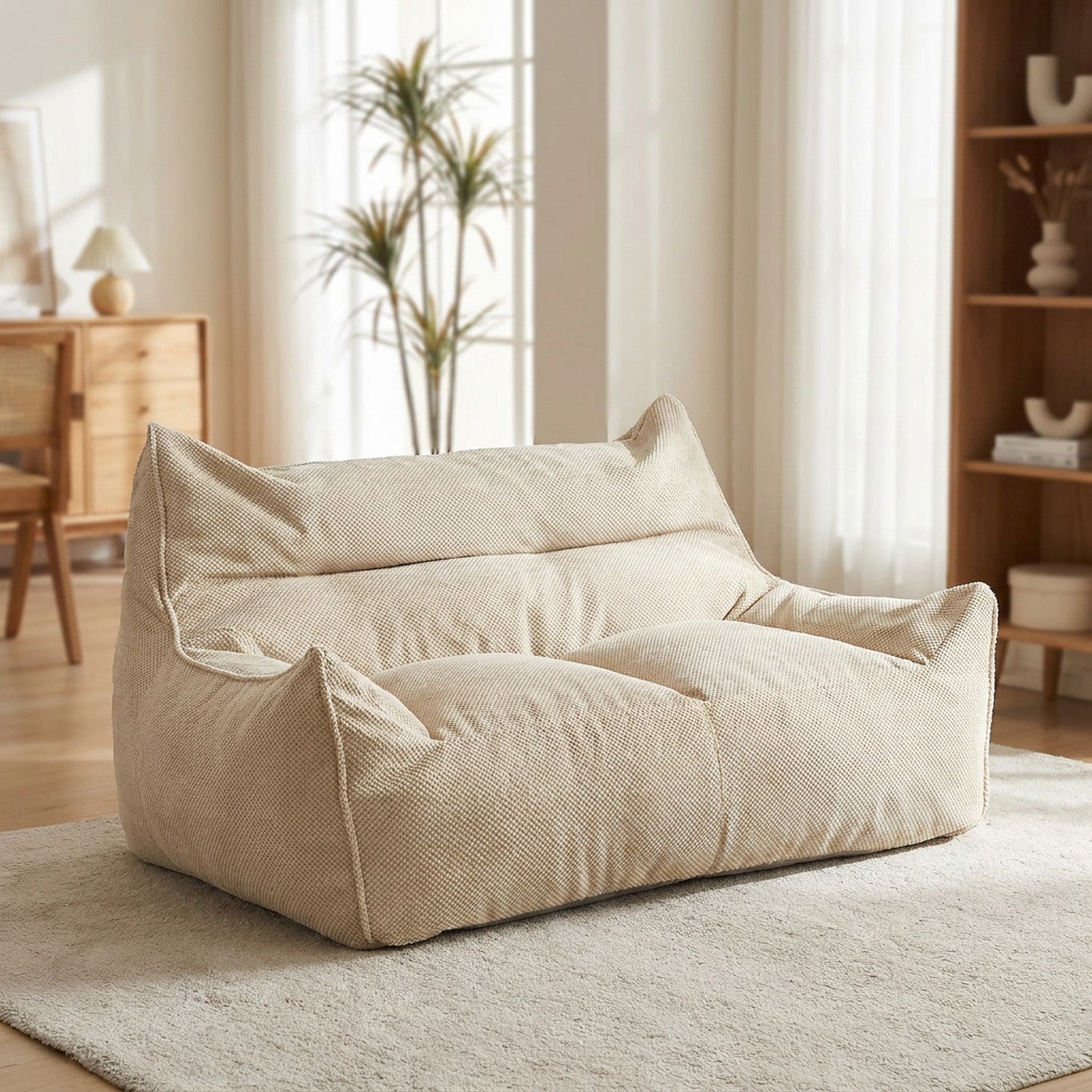 Housse de canapé poire deux places en coton gaufré beige dans un salon lumineux
