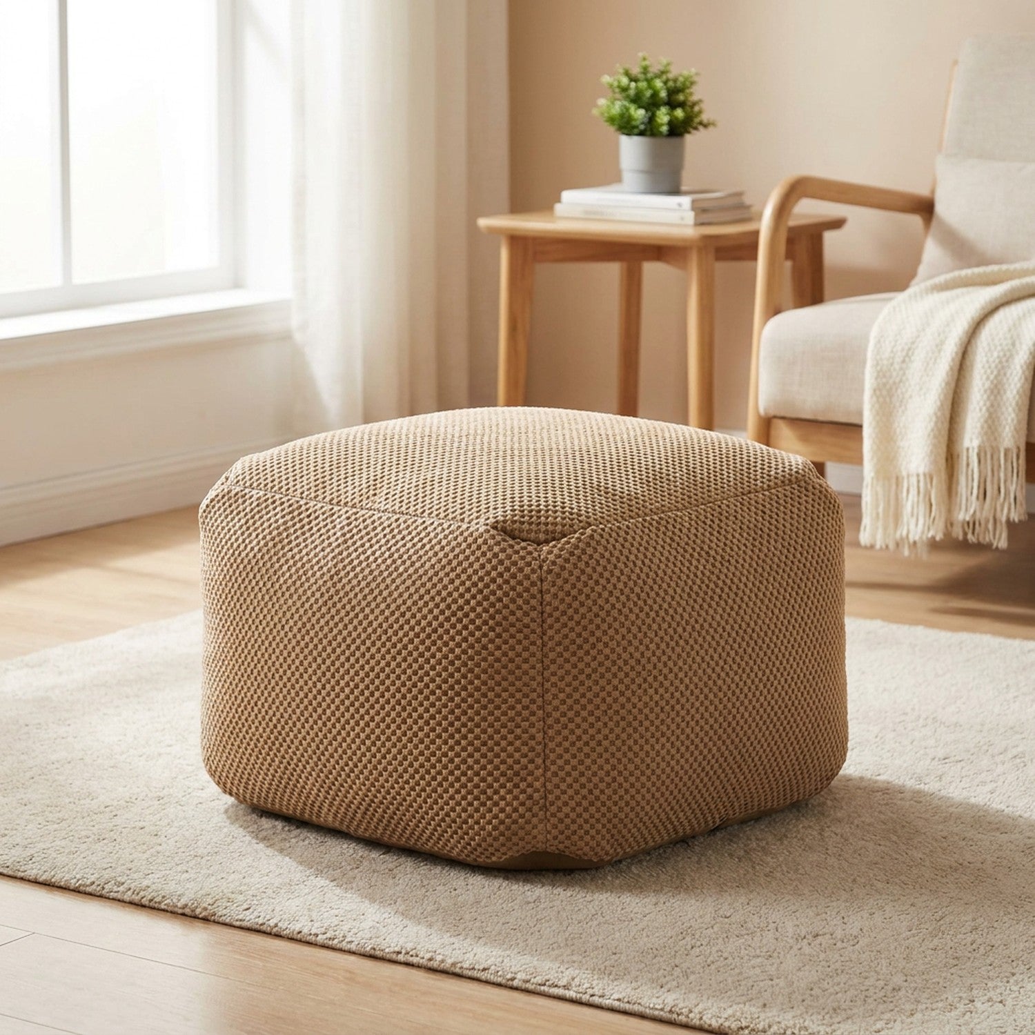Pouf poire carré en coton gaufré kaki posé sur un tapis