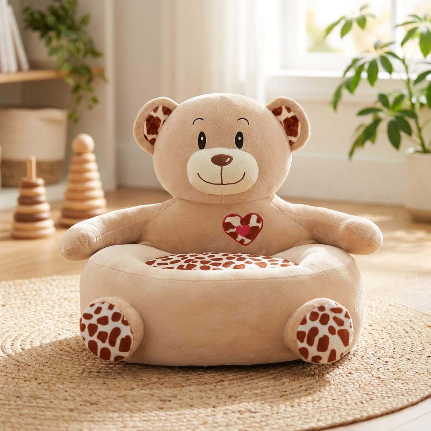 Pouf enfant ours beige en peluche dans une salle de jeux lumineuse