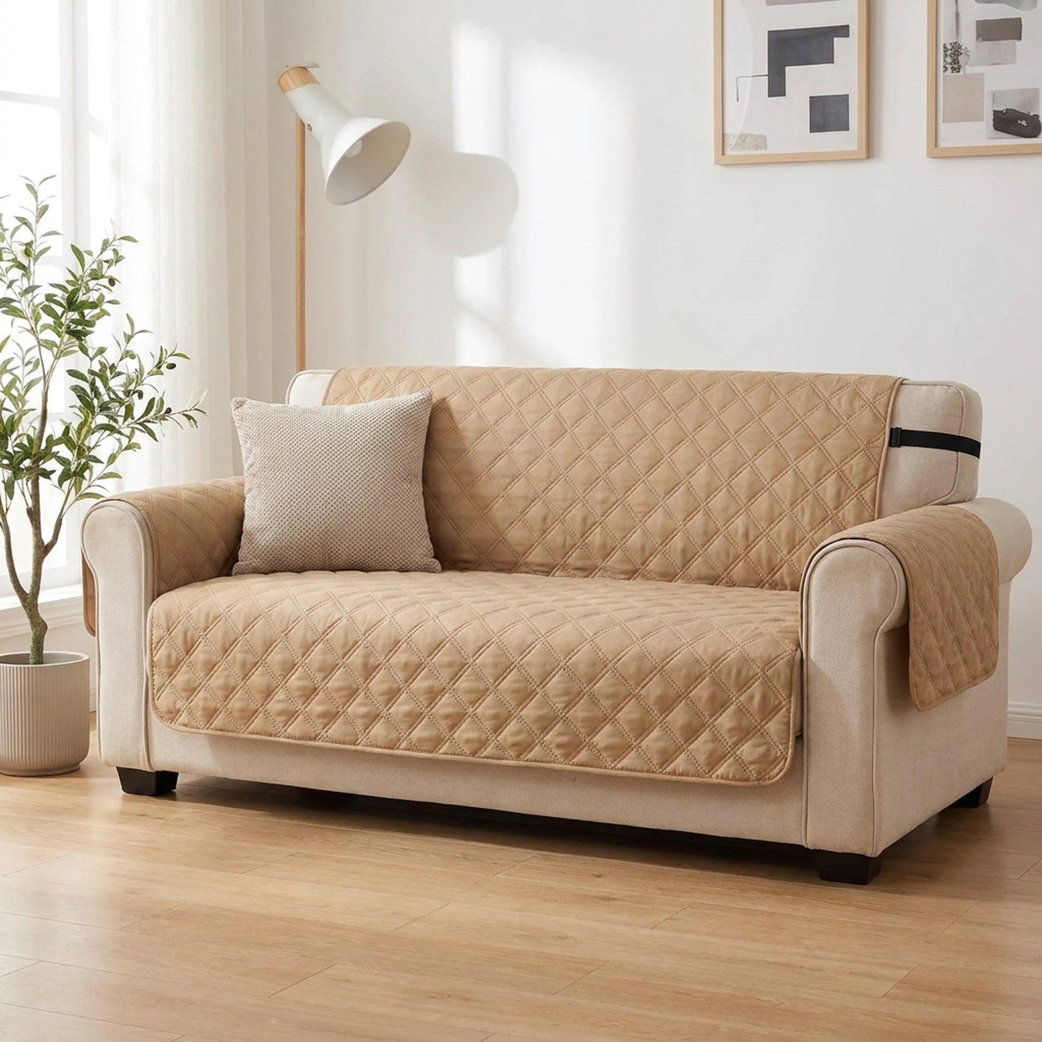 Housse de canapé matelassée beige camel installée sur un canapé