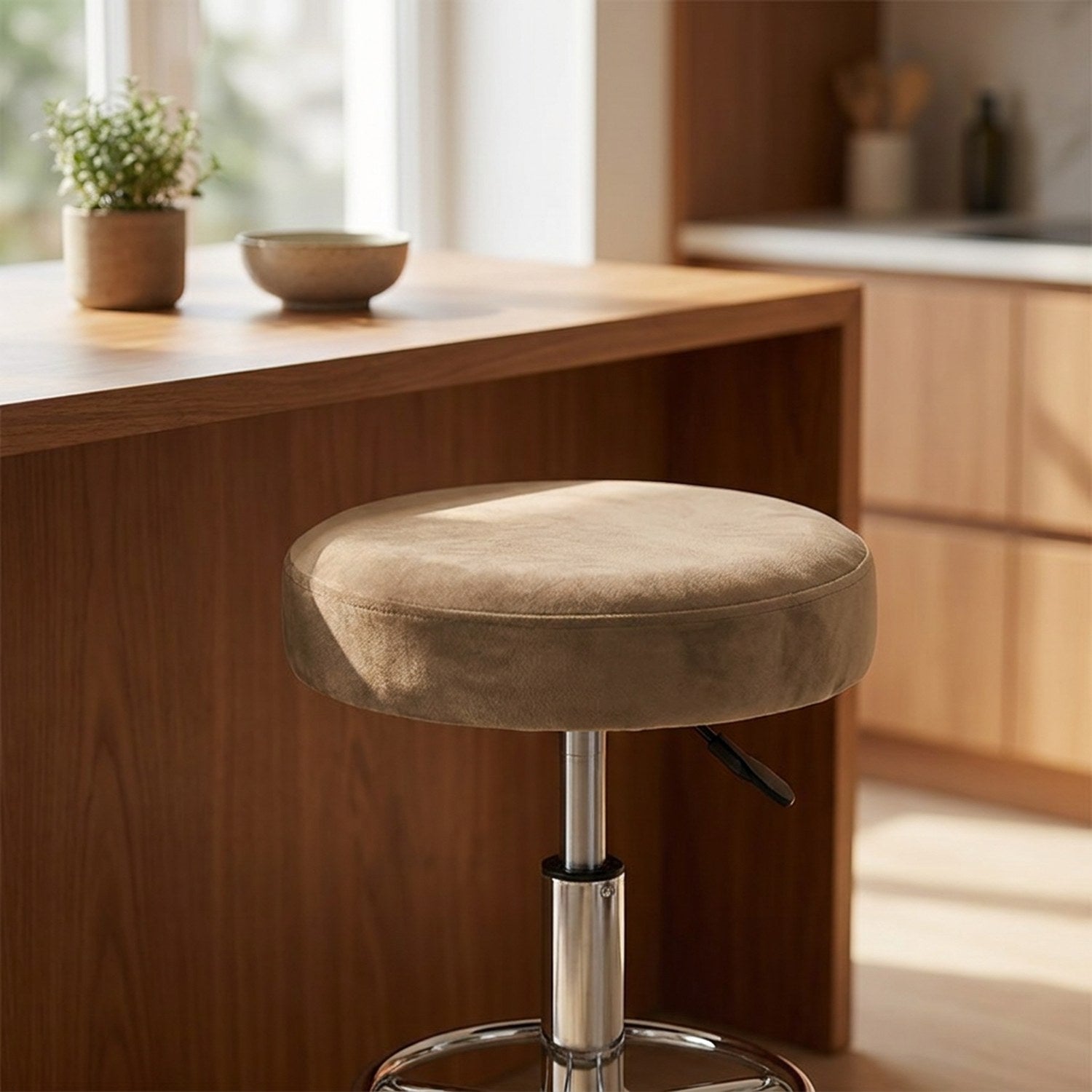 Housse de tabouret de bar ronde en velours camel sur une assise pivotante dans une cuisine