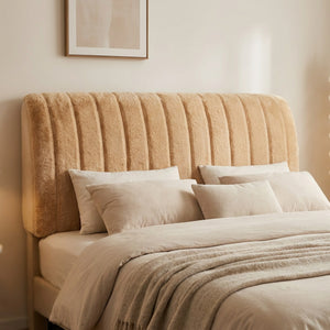 Housse de tête de lit en peluche beige dans une chambre minimaliste aux tons neutres