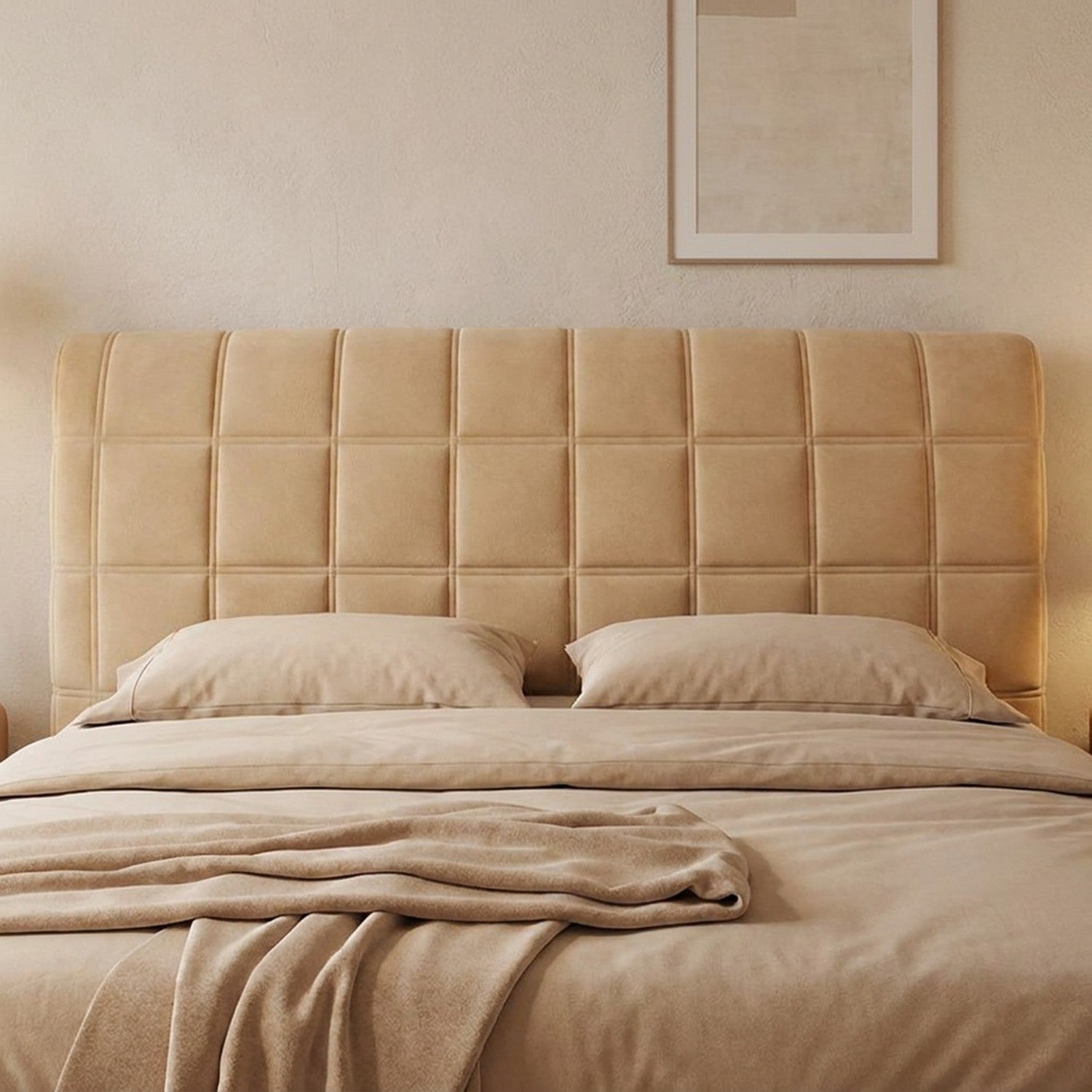 Housse de tête de lit capitonnée beige dans une chambre minimaliste aux tons neutres