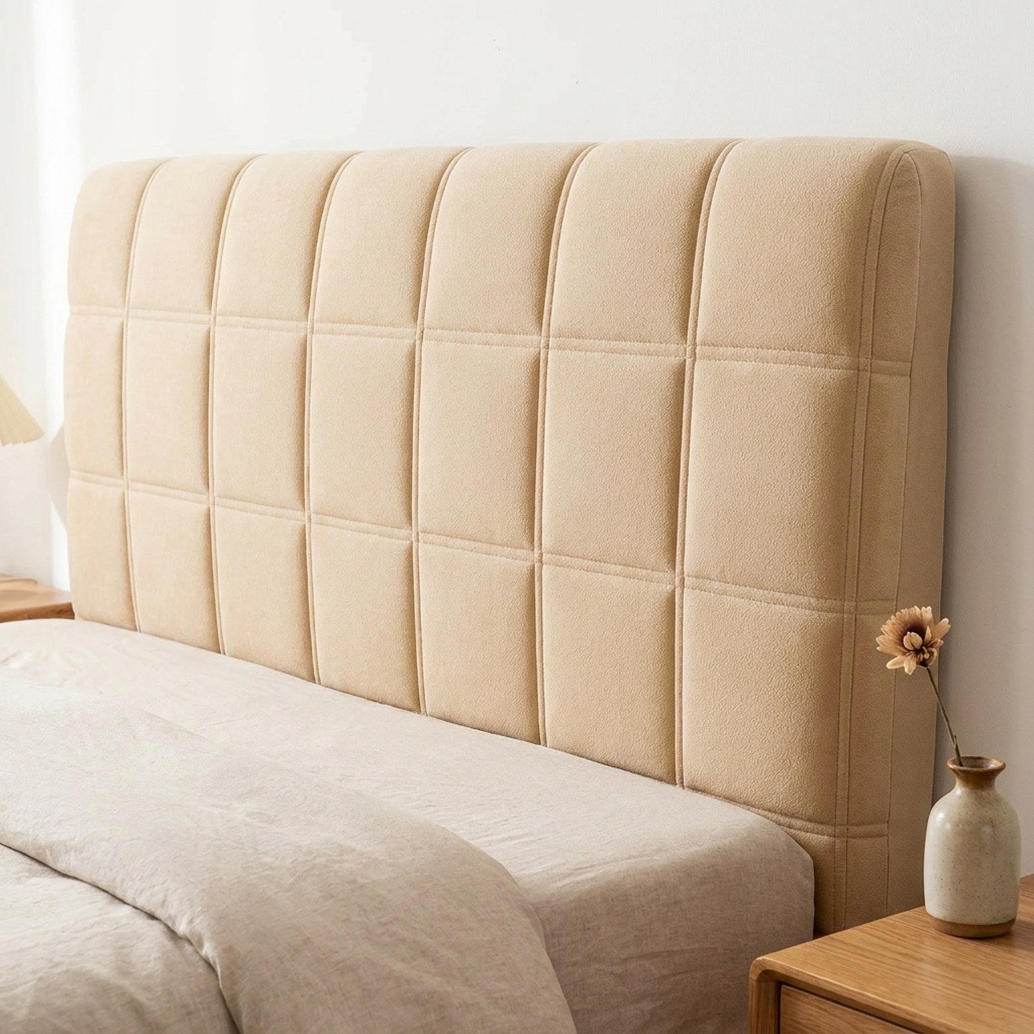 Détail du tissu matelassé de la housse de tête de lit vue de trois quarts