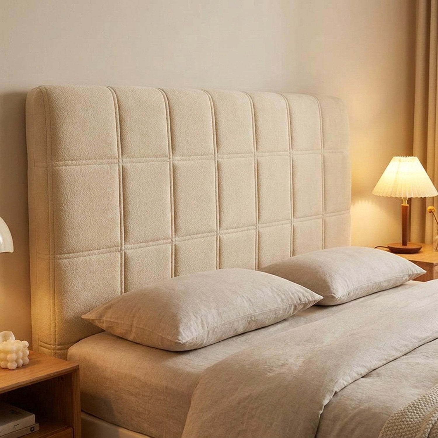 Housse de tête de lit couleur beige installée sur un lit