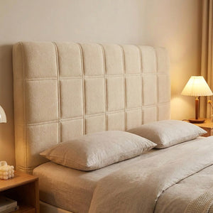 Housse de tête de lit couleur beige installée sur un lit