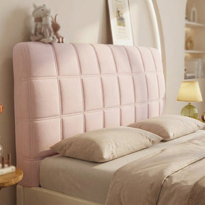 Housse de tête de lit couleur rose installée sur un lit