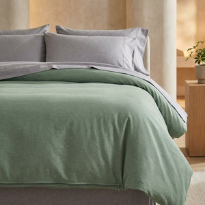 Housse de couette vert sauge bicolore installée sur un lit fait