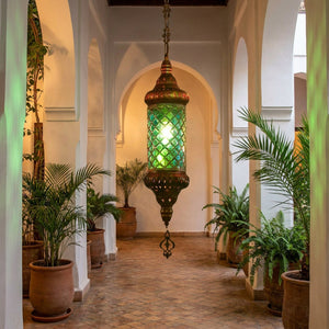 Lustre marocain vitrail vert dans un intérieur marocain