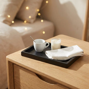 Plateau de service rectangulaire 22×15 cm bois massif noir sur table de chevet