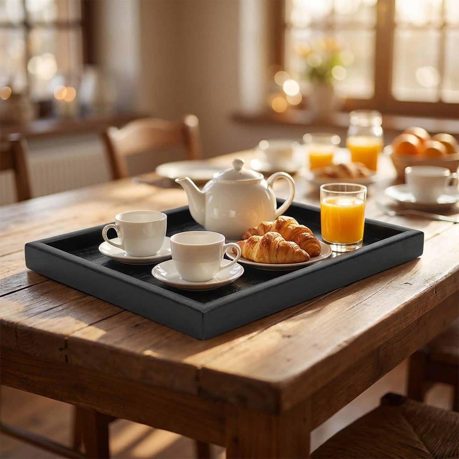 Plateau de service rectangulaire 36×27 cm bois massif noir sur table à manger