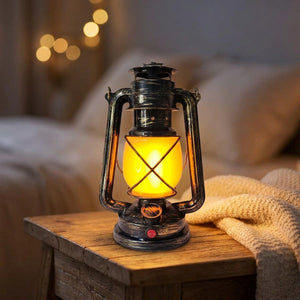 Lampe de table bronze de style vintage allumée avec une lumière chaude sur une table de chevet