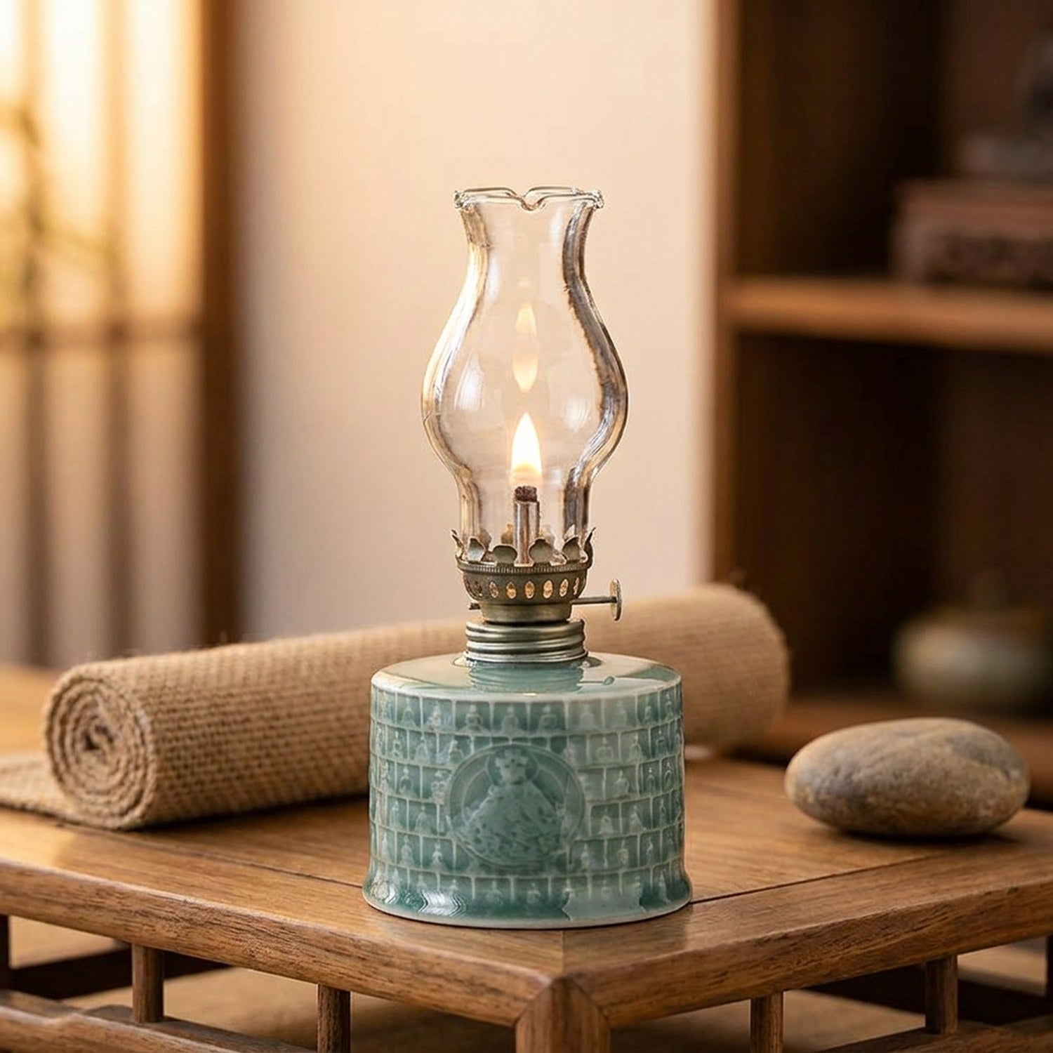 Lampe à pétrole allumée dans un coin méditation avec tapis en jute et galet