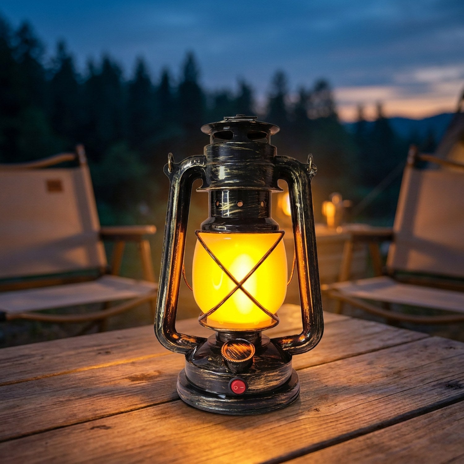 Lampe de camping rétro allumée sur une table en bois en extérieur au crépuscule