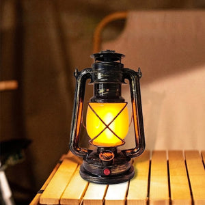 Lanterne LED rétro rechargeable allumée posée sur une table en bois