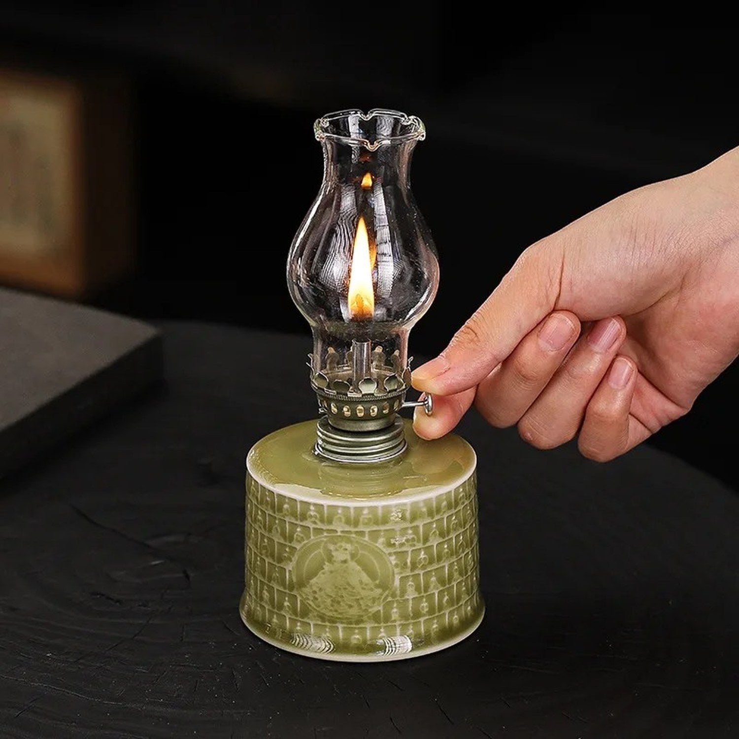 Lampe à pétrole allumée de face avec verre et flamme visible