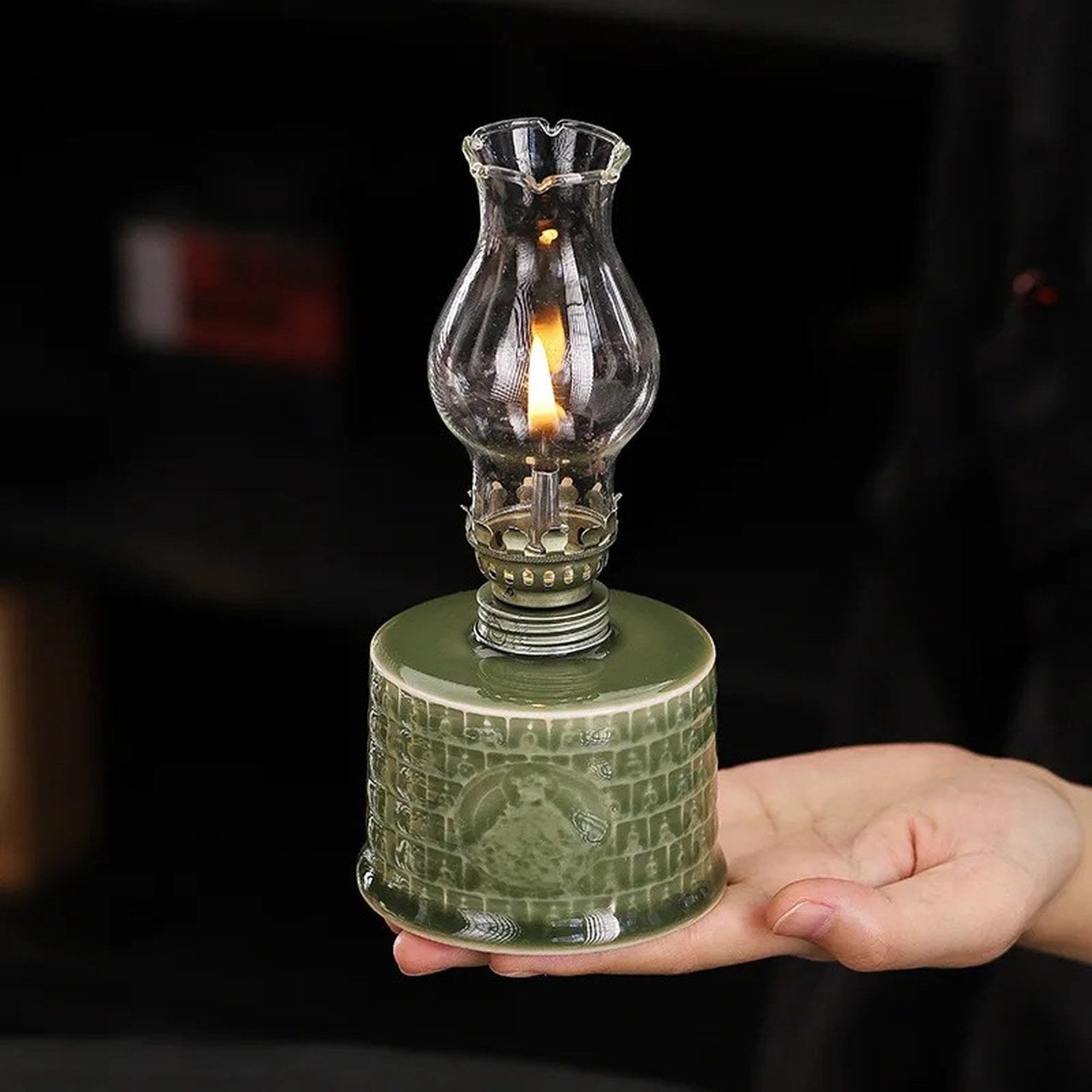 Lampe à pétrole tenue dans une main pour montrer sa petite taille
