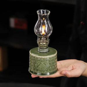 Lampe à pétrole tenue dans une main pour montrer sa petite taille