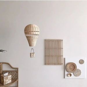Ballon en rotin suspendu mur blanc avec miroir décoration