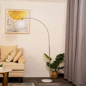 Lampadaire arceau blanc salon moderne canapé beige