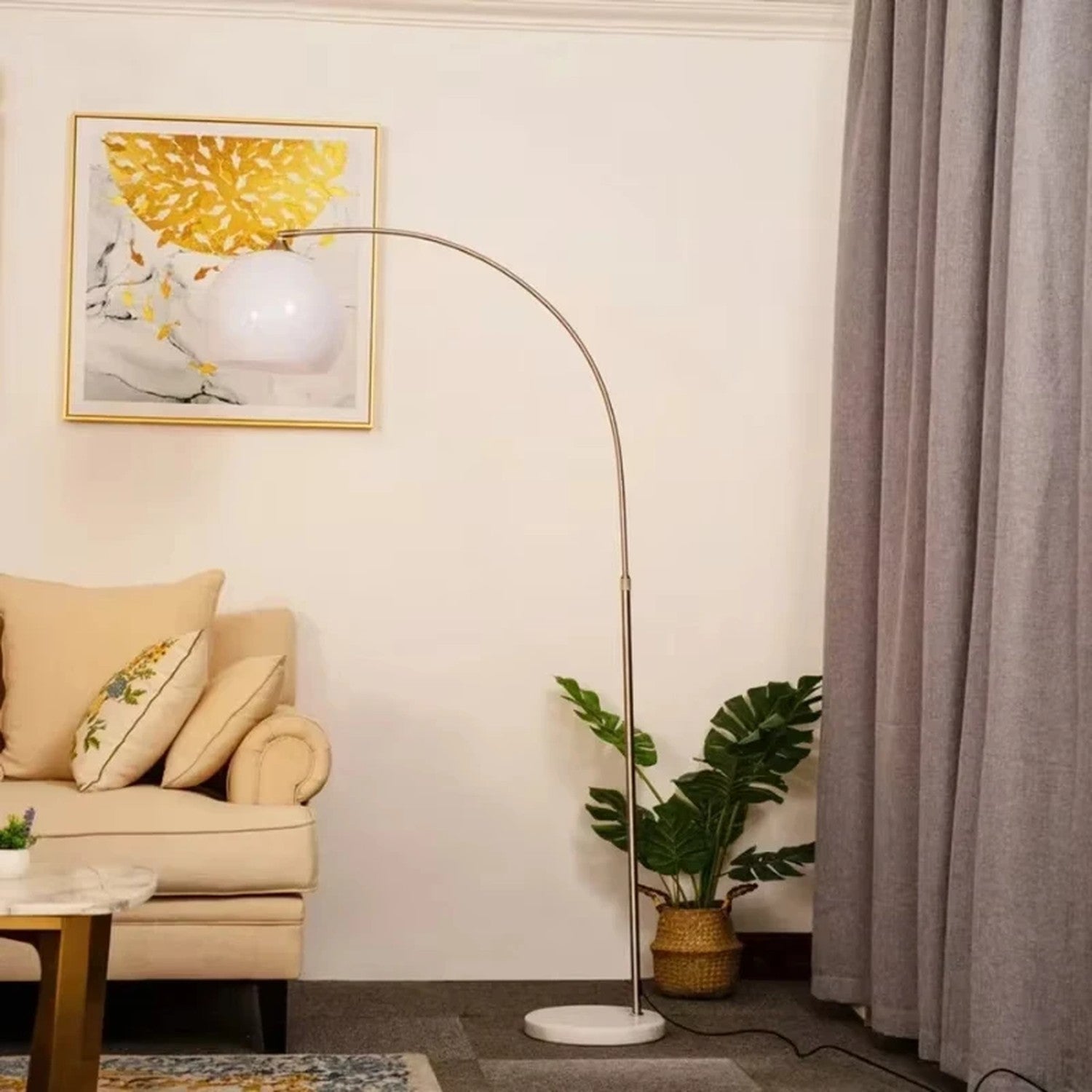 Lampadaire arceau blanc salon moderne canapé