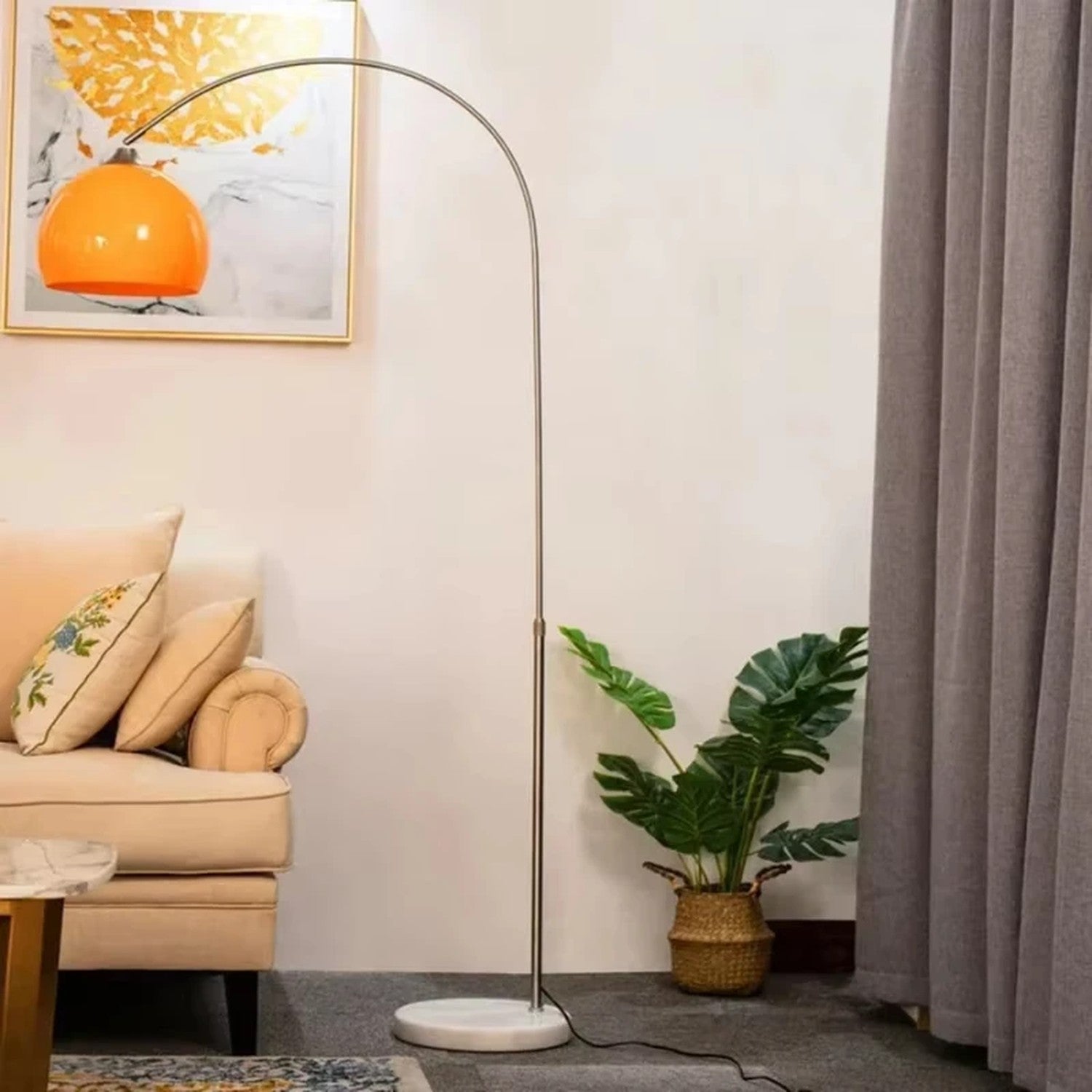 Lampadaire arceau orange salon canapé beige plante verte