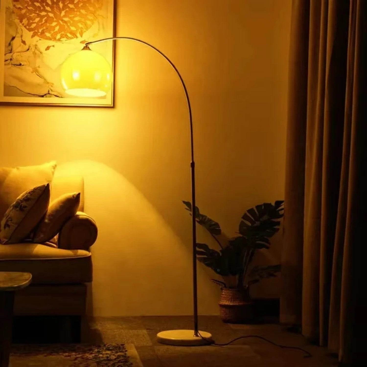 Lampadaire arceau orange allumé ambiance chaude salon