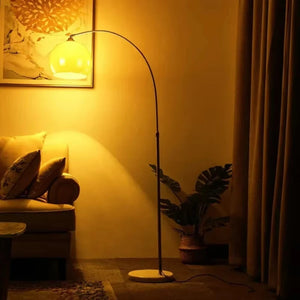 Lampadaire arceau orange allumé ambiance chaude salon