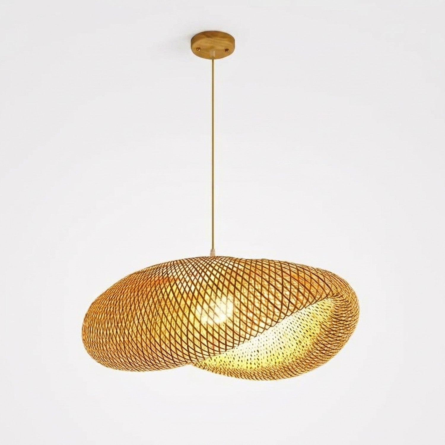 Suspension disque bambou noué 36 cm câble doré vue de trois quarts sur fond blanc
