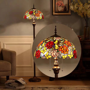 Lampadaire style Tiffany verre teinté roses en situation salon