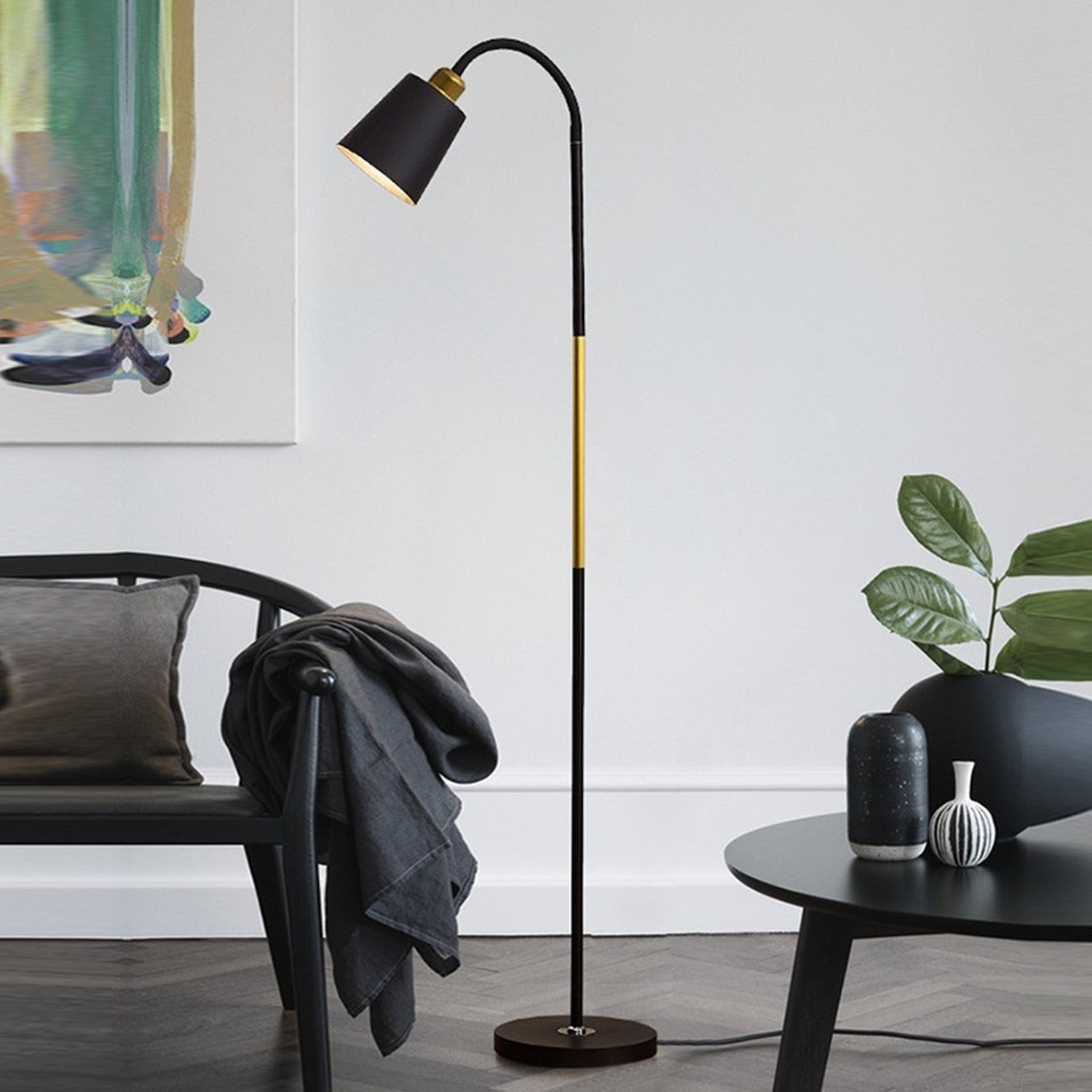 Lampadaire métal noir col de cygne dans un salon moderne