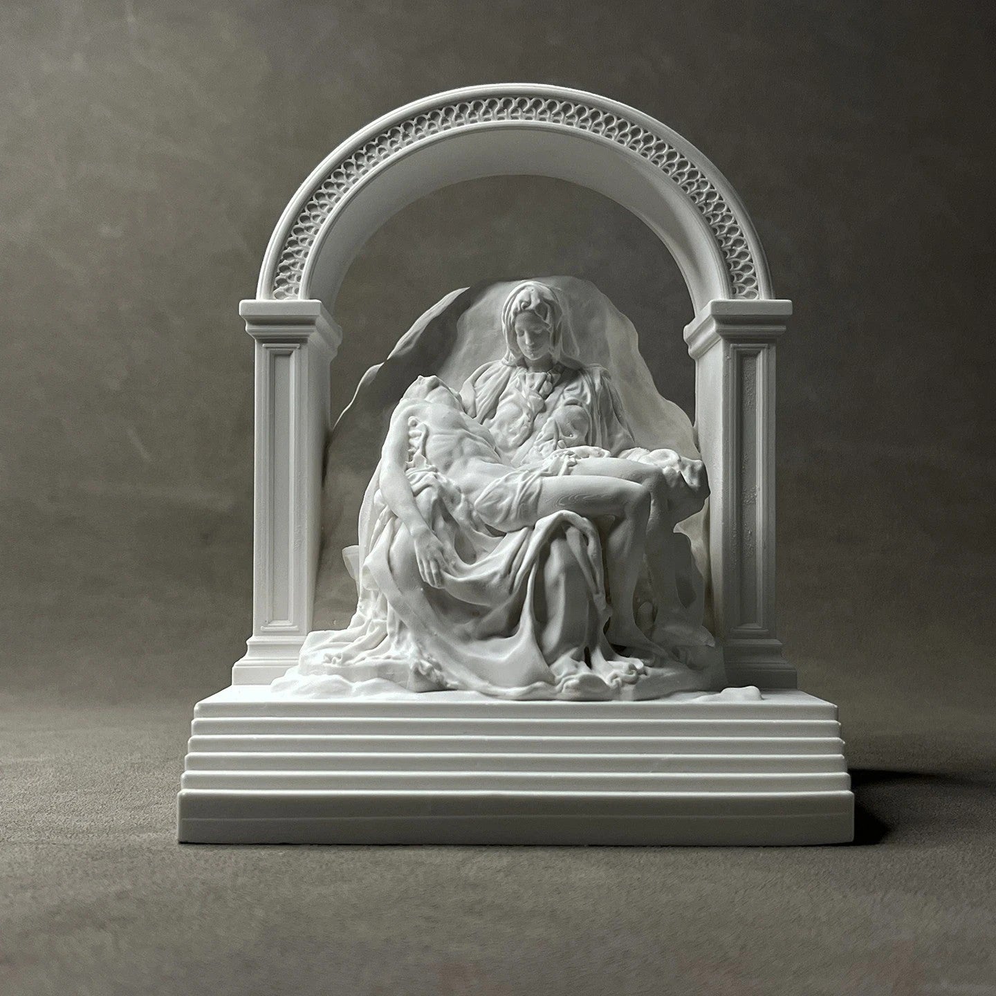 Vue de face de la statue de La Pietà en résine blanche