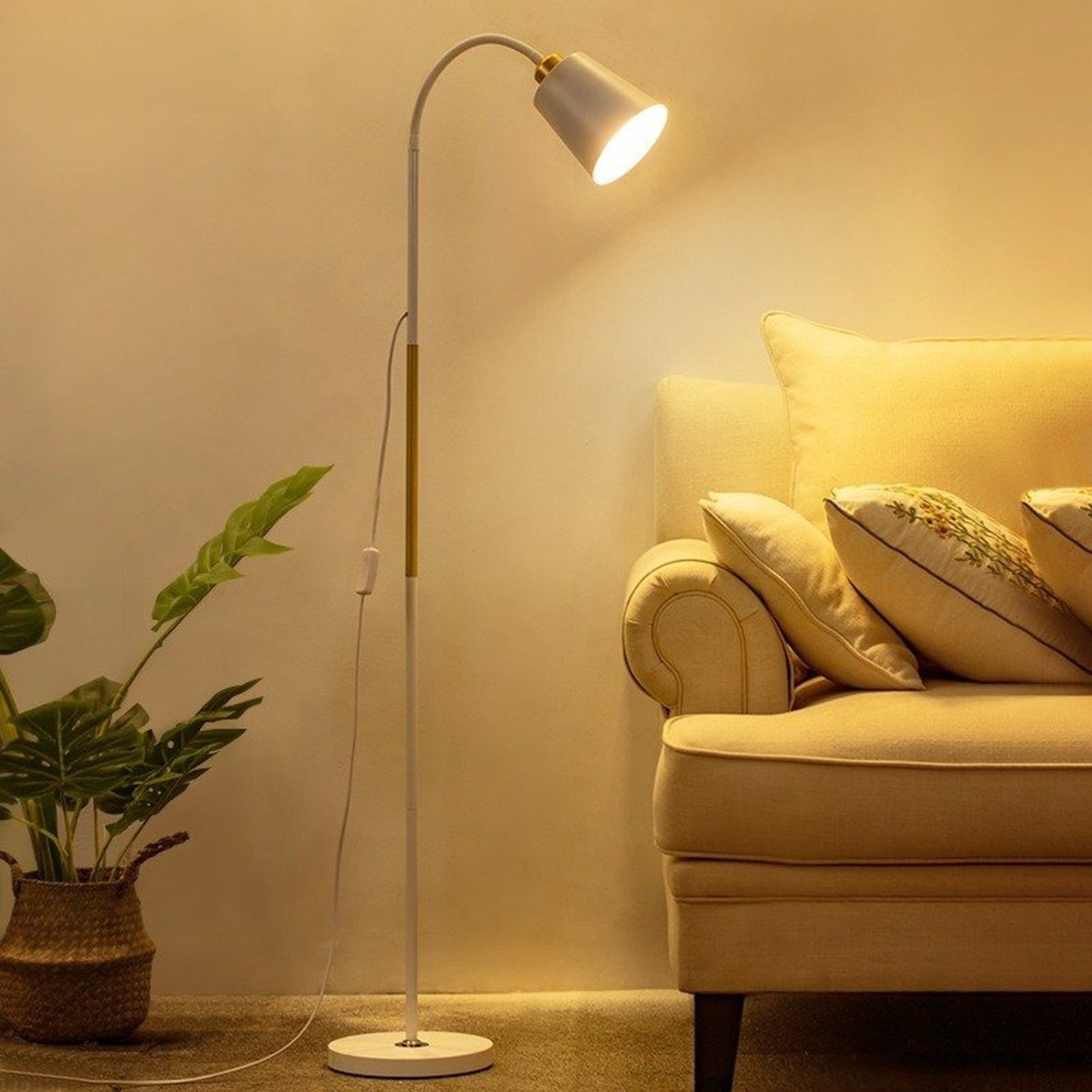Lampadaire design blanc dans un salon lumineux