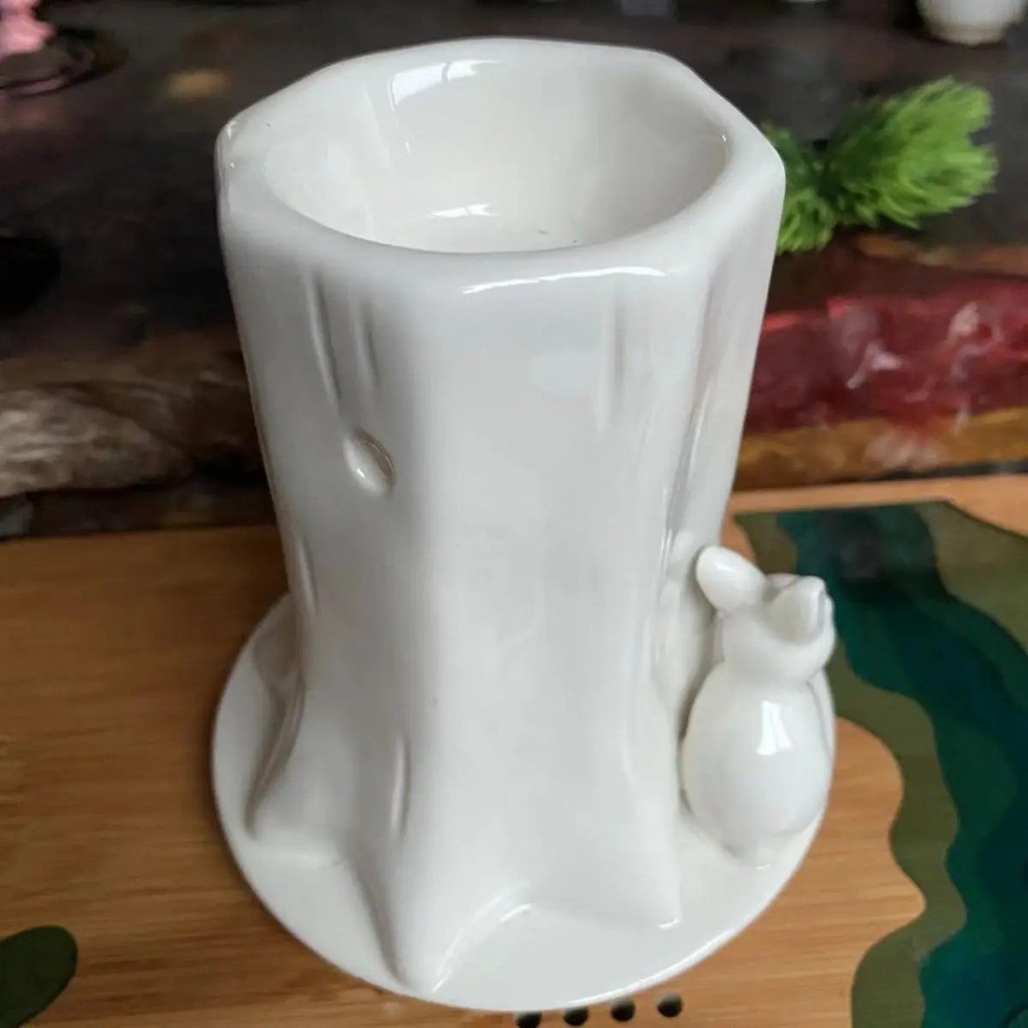 Vue de côté du brûleur à huile en céramique blanche montrant la figurine lapin