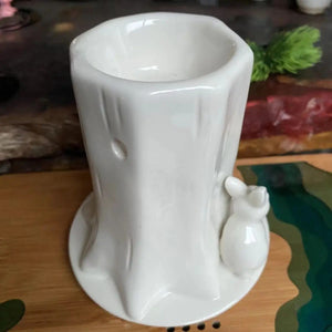 Vue de côté du brûleur à huile en céramique blanche montrant la figurine lapin