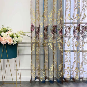 Vue rapprochée du rideau voilage avec motifs dorés et bouquets de roses brodées
