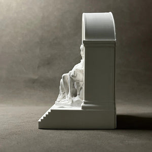 Vue de profil de la statue de La Pietà montrant l'épaisseur du socle
